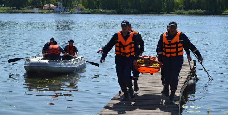 Ті, хто рятує людей провели показові навчання щодо порятунку  на воді (ВІДЕО)